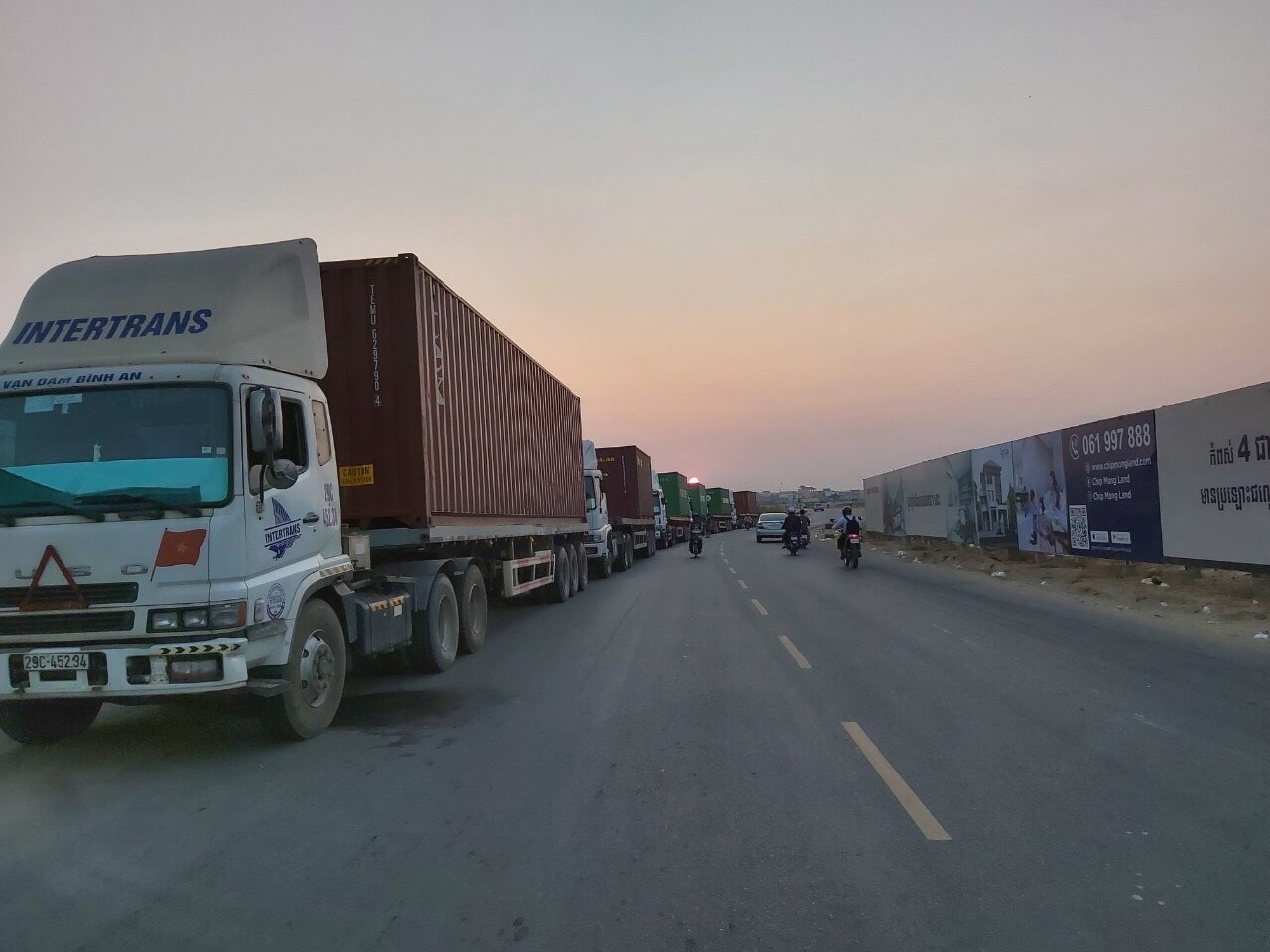 Đoàn xe container của LOGISTICS VÕ TRẦN đang chờ trả hàng tại khu công nghiệp