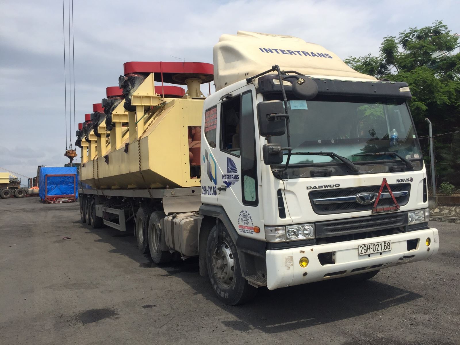 Xe đầu kéo hàng rời của LOGISTICS VÕ TRẦN đang di chuyển sau khi lấy hàng tại cảng